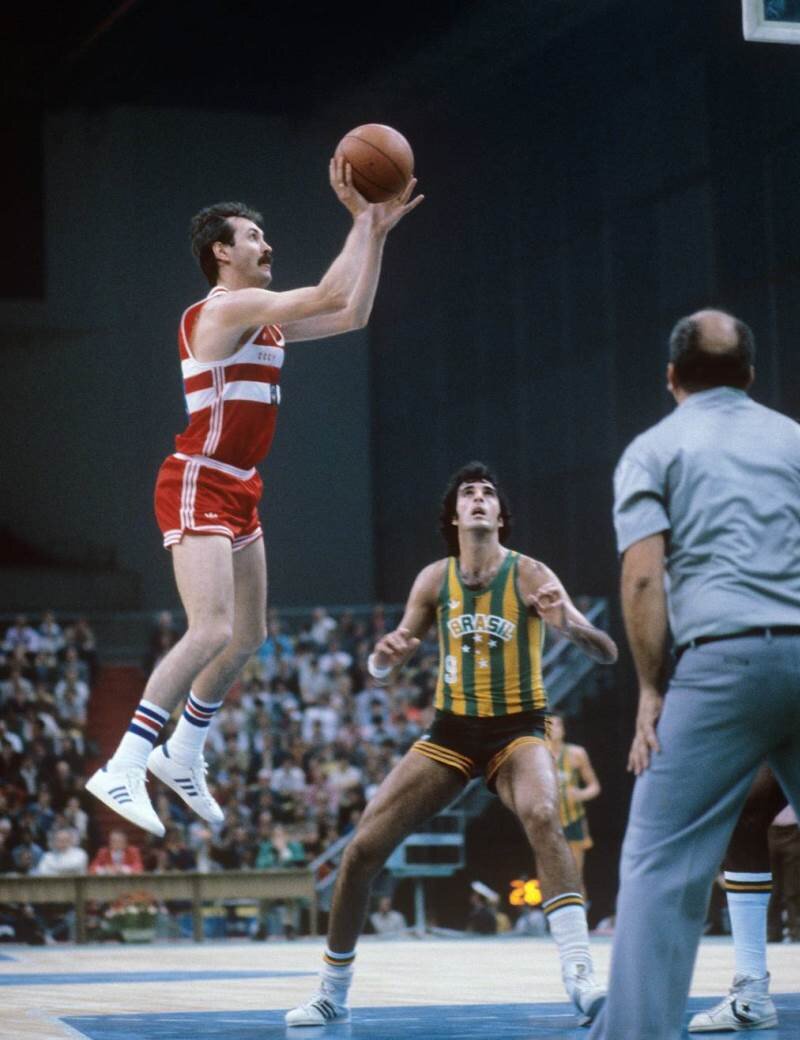 Сергей Белов в составе сборной СССР играет против команды Бразилии. 