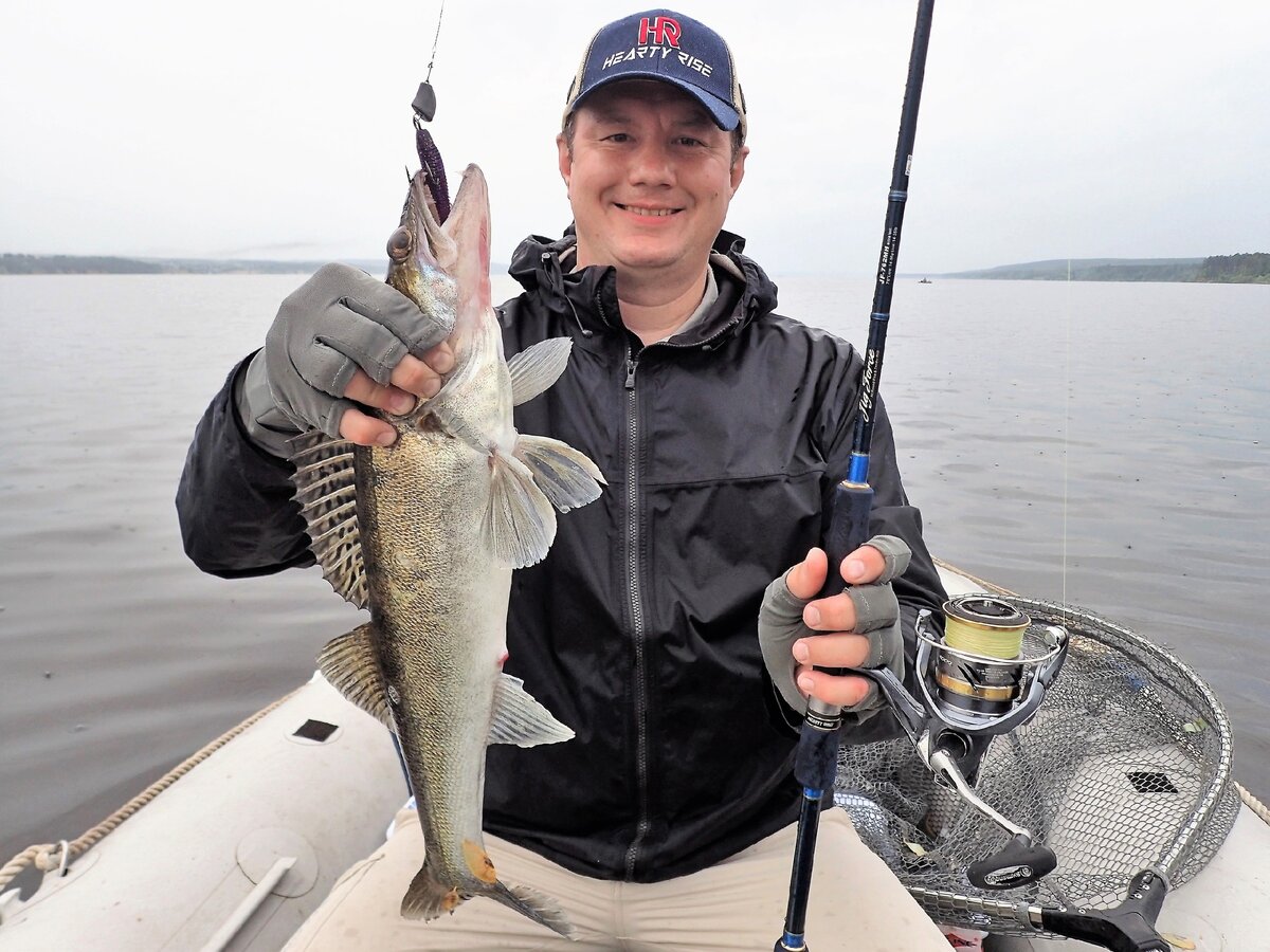 на фото Артём Разинов. Рыболов-спортсмен Мастер Спорта России