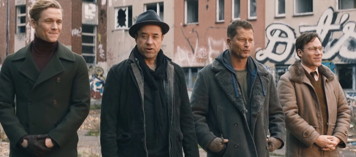 Маттиас Швайгхефер (Макс), Ян Йозеф Лиферс (Петер), Тиль Швайгер (Крис), Михаэль Хербиг (Тобиас). Кадр из кинофильма "Четверо против банка", 2016 г., режиссер Вольфганг Петерсен, сценаристы Триппер Клэнси, Ральф Малони, композитор Энис Роттхофф. Скриншот для иллюстрации