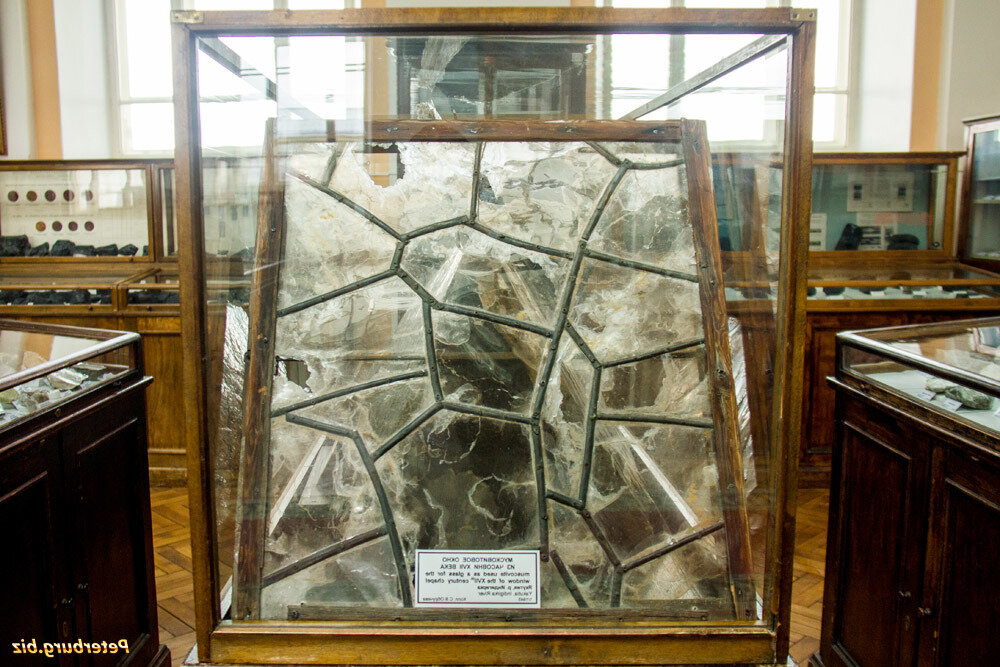Сделанный из слюды. Слюдяные окна 17 века. Геологоразведочный музей Чернышева музей. Оконница слюда. Слюдяные стекла.