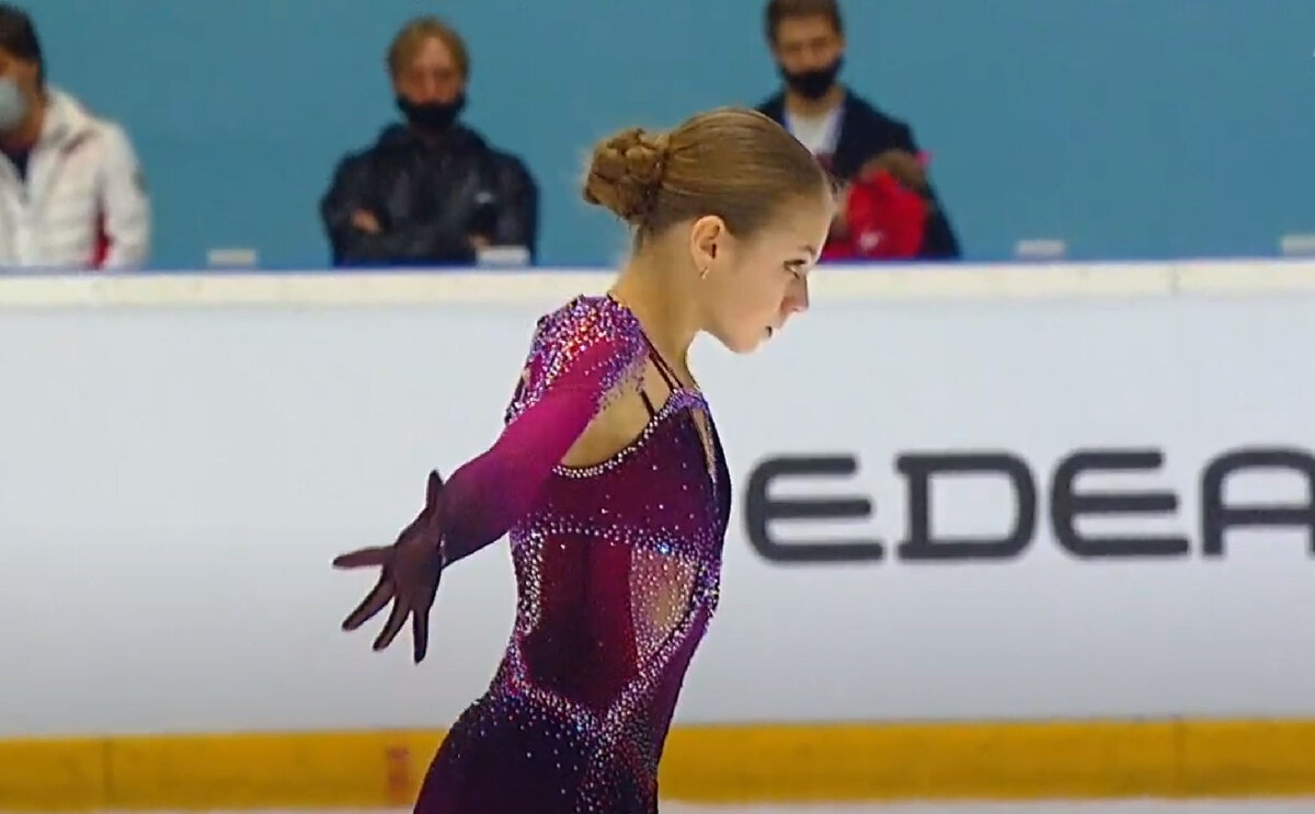 Александра Трусова в образе Злого рока на произвольной программе 4 этапа «Кубка России-Ростелеком» в Казани 09.11.2020. Скриншот прямого эфира «Первого канала»