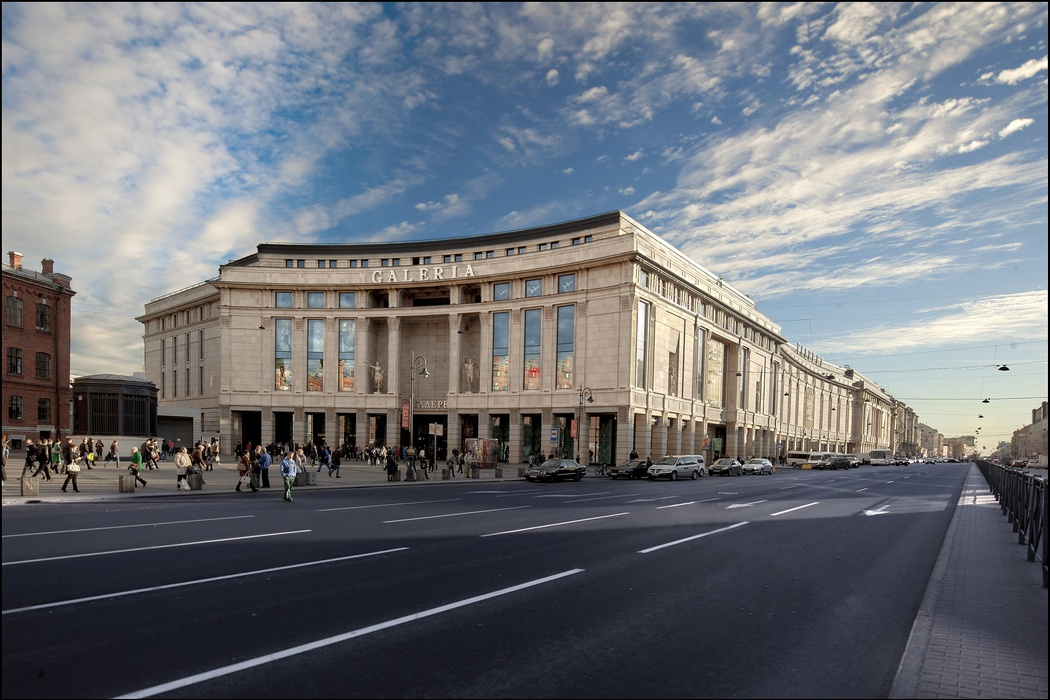 ТЦ "Галерея" - огромные новогодние толы, но дешевые вещи там найти все-таки можно и нужно. Мне не повезло.