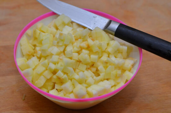 Рецепт шарлотки с яблоками в мультиварке
