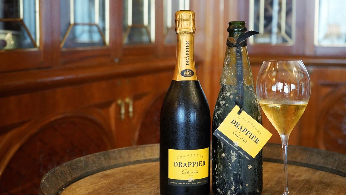 Шампанское с блестками. Рижское шампанское. Мондоро шампанское и стол с бокалами. Домашнее шампанское. Шампанское крюг.