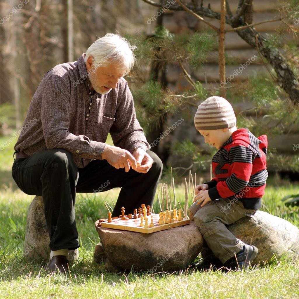 Мы взрослеем или стареем? А может мы растем? В течение всей своей жизни растем, в разных сферах, в разных смыслах. Гуляя в лесу, подумала: «Люди похожи на деревья». Все деревья  разные, как и люди.  Хвойные и лиственные, высокие и не очень. Молодые и совсем  сухие старые.  Кому-то выпала судьба вырасти в солнечном лесу. А  кому-то пришлось выживать на склоне обрыва горной реки.  По мере роста дерева у него появляются ветки, а вот дерево без густой ветвистой кроны.  Так и человек, взрослея, обзаводится семьё. Или решает жить в одиночестве.  А может ветки деревьев – это наши знания и умения, полученные в течение жизни. Аналогично деревьям  мы  рождаемся  и  увядаем. Или  просто растём в течение жизни? Ведь «рост» можно понимать по-разному. Мы растем не только физиологически, видя ежедневные изменения своего отражения в зеркале. Но еще и духовно, профессионально, личностно. Что же такое рост? В детстве мы понимаем,  что с каждым годом, празднуя очередной день рождения, мы растем. Мы делаем новую отметку на стене, фиксируя, что прибавили еще несколько сантиментов. Но вот нам 18, 19, 20 лет….и   что же дальше?
В детстве бабуля, улыбаясь, говорила мне, что ей в отличие от меня  ей не нужны каждый год новые туфли, поскольку она уже не растёт. Я, будучи ребенком, очень расстраивалась. Но даже не от того, что бабушке не нужны новые туфли. Мне было жаль, что бабуля «не растёт». Ведь это же очень грустно, когда ты перестаёшь расти. Ведь это означает, что ты «вырос». Значит достиг того предела, который был задуман.  Взрослея, я понимала, что у меня не получится «не расти». Сама жизнь, её темп и  широта возможностей подталкивает нас к росту. В современном мире мы вынуждены быть образованы, подкованы во многих вопросах. Так, например, мой сосед  Николай Иванович в 73 года записался и успешно освоил бесплатные  компьютерные курсы для новичков. Когда я встретила его после окончания этих курсов, он буквально с сияющей улыбкой, рассказал мне, чему научился и как теперь «всё стало понятно и  просто»  для него в этой,  как казалось, сложной компьютерной науке. Сейчас он успешный пользователь ПК, общается с сыном и внуками, живущими в Германии по различным мессенджерам.  «Растет  Николай Иванович», - подумала я,  искренне радуясь за соседа. 
В любом возрасте не стоит бояться учиться чему-то новому, пробовать, развиваться. Находите новые интересные занятия для себя.  Попробуйте себя в спорте,  запишитесь на танцевальные курсы, освойте новую профессию, научитесь игре на гитаре или освойте навыки стрижки  собак. Может быть вы мечтали об этом когда-то давно, но не решились пойти или просто не нашли свободного времени. Ведь что-то новое, к чему у нас появляется интерес, и есть «рост». Новые интересные занятия мотивируют нас, заряжают позитивом, дают волшебное ощущение из детства  «Я расту».  Мне 38  и я  продолжаю расти.  А вы?
