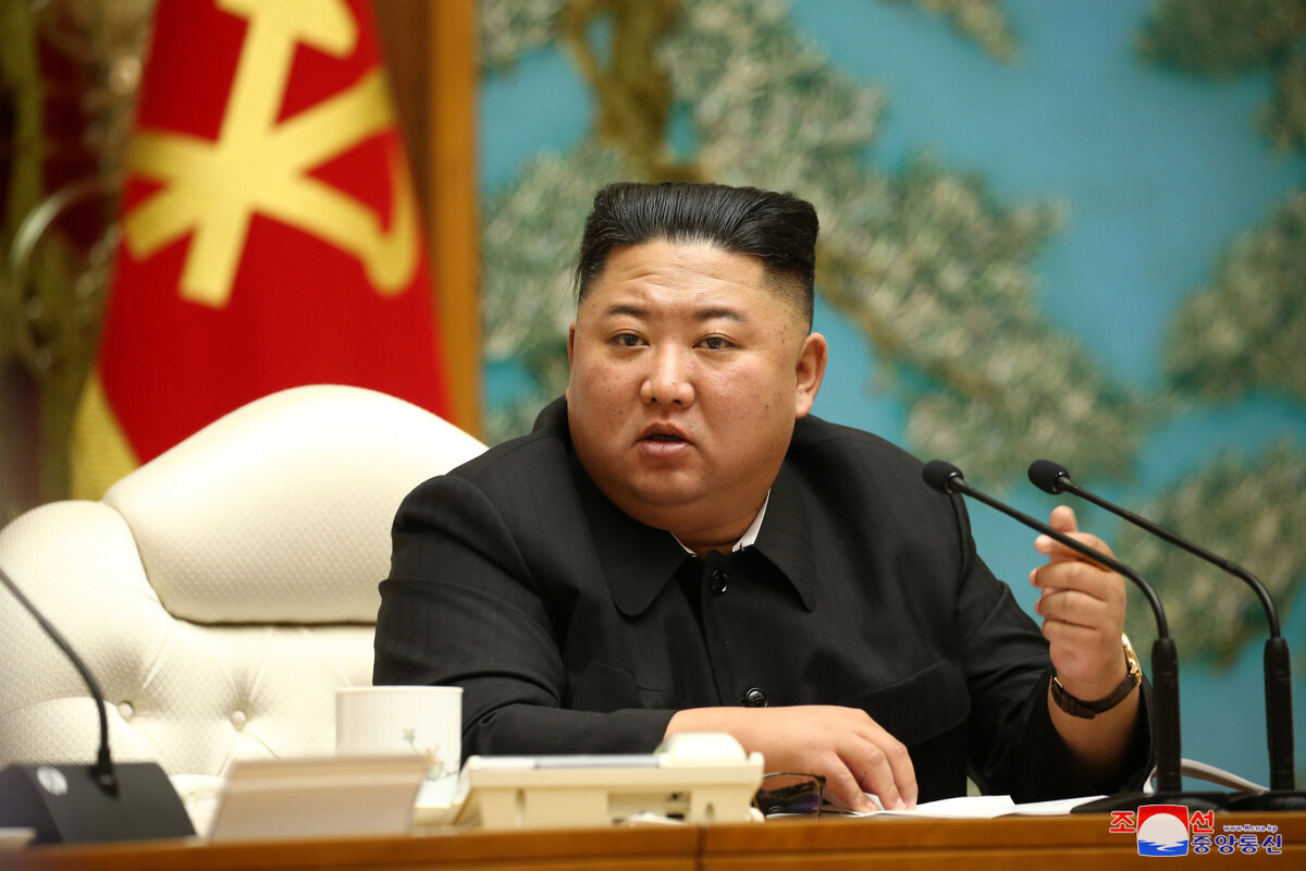Лидер Северной Кореи Ким Чен Ын председательствует на заседании Политбюро КНДР, состоявшегося 5 октября 2020 г. (KCNA-Yonhap)