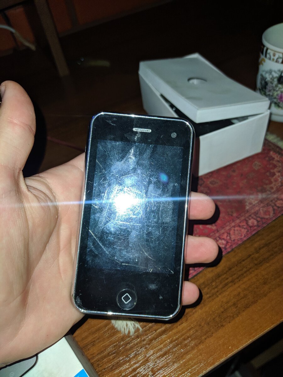 iPhone 3G — смартфон, разработанный корпорацией Apple. Является вторым поколением iPhone. Был представлен в июне 2008 года на WWDC в Сан-Франциско. В отличие от iPhone первого поколения, он поддерживает стандарты мобильной связи UMTS, HSDPA и систему позиционирования A-GPS. Кроме того, был анонсирован запуск магазина приложений App Store. Встроенная фотокамера не претерпела изменений и не получила поддержку видеосъёмки.