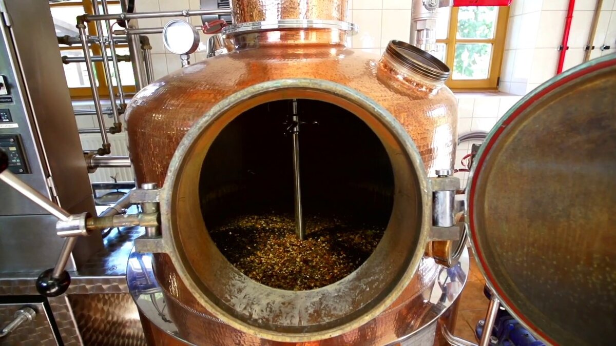 Чан для мацерации ( настаивания ) ингредиентов. После окончания процесса начинается перегонка, причем не всегда чан очищают от трав и специй.