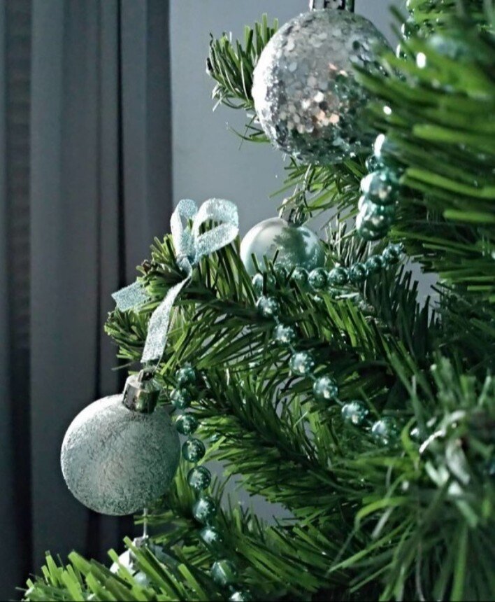 Ёлка в нежных серебристо- бирюзовых тонах