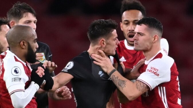 Красная карточка Джаки подготовила почву для седьмого поражения Арсенала в сезоне Премьер-лиги. фото : https://cutt.ly/OhAnFDd