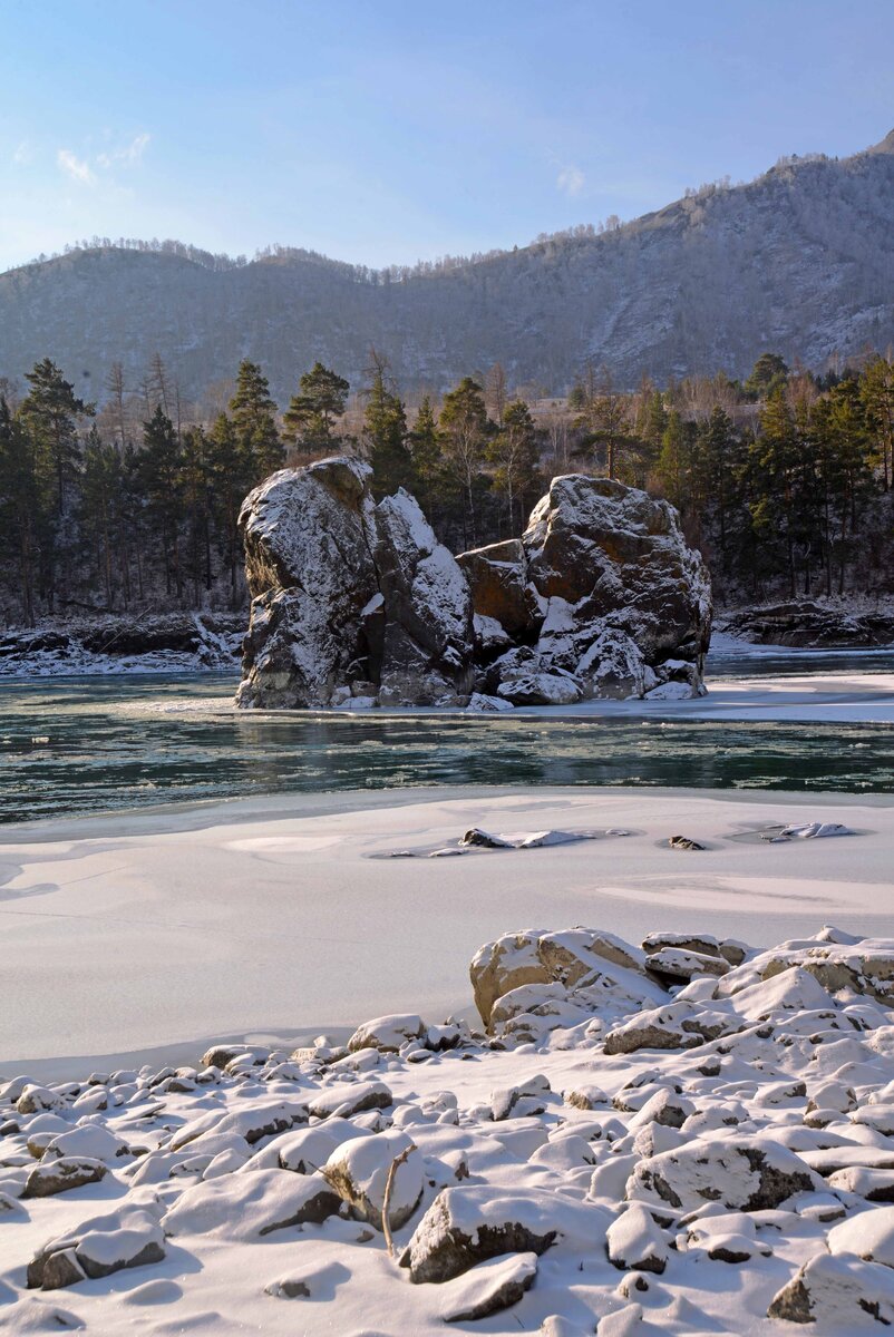 Катунь камень. Камни в реке Катунь. Катунь пороги. Лагуна Катуни терренкур. Камень Катунь 2022.