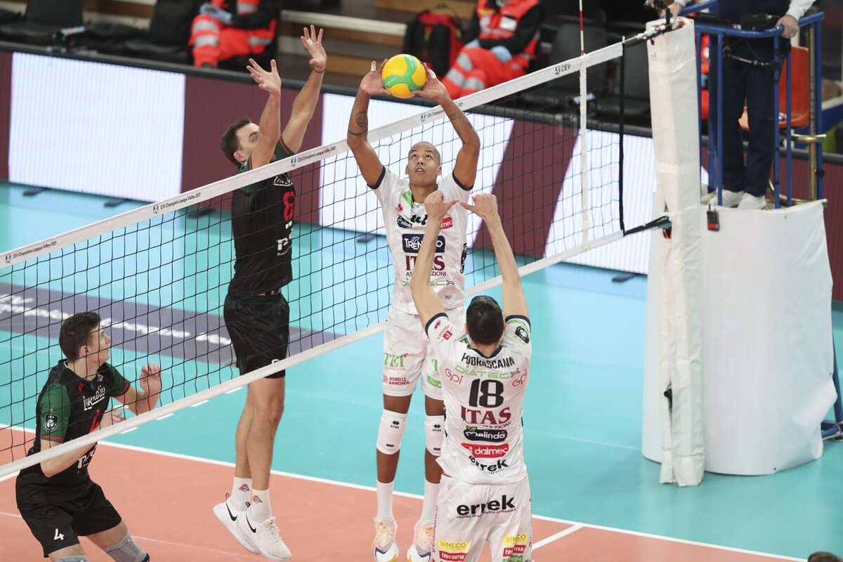 Нимир Абдель-Азиз заменяет связующих