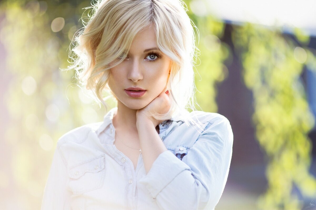 .......Все было хорошо до тех пор пока я не встретила Сергея. С ним мне захотелось быть собой. А все потому, что он написал, что я та, которую он искал... 
С ним начала общаться от своего имени. И чем больше общались, тем больше хотела встретиться. Договорились встретиться. Я загрузила свои фото в закрытый альбом, чтобы не было свидания в слепую. Потому что помню из студенческих времен, как это идти на свидание в слепую. Но Сергей отказался, аргументировав тем, что чувствует душой, что я та самая, которая нужная ему.

Кто же она "та самая" для него? Умная, приятная в общении, не капризная, не похожая на современных девушек.

Именно при знакомстве с ним я поняла, что мне нужно меняться. Я начала ухаживать за собой. Начала пользоваться косметикой, как декоративной, так и уходовой. Начала заниматься гимнастикой.

Перед свиданием я волновалась как сумасшедшая. Я думала сердце разорвется. Он заехал за мной на работу.

Немного опишу его. Высокий, кареглазый брюнет. Спортивного телосложения. Женат. Работал в гос.структурах.

Он прекрасно владел своими эмоциями. Поэтому мы легко пообщались, сидя в машине. Правда не долго, с полчаса наверное. Я сильно волновалась и не смогла связать и пары слов, а он просто взял меня за руку, как и обещал в переписке. Мне стало спокойно и я просто была им очарованна. Но общение прекратилось резко. У него вдруг обнаружились неотложные дела. Но я не была глупой, поняла сразу, я не понравилась. На прямой вопрос ответил прямо, как и подобает его чину. Не его типаж. Я сильно расстроилась, нет я не плакала конечно, но хотелось как можно скорее покинуть машину. Сергей просил прощение, говорил что не хотел меня обидеть, что я найду человека, которому понравлюсь.

Когда наконец я оказалась на улице, не смотря на мороз час бродила рядом с домом, успокаивалась. А когда пришла домой, просто зарегистрировалась под новым именем и новой фотографией. И зашла на страницу к Сергею. Завязался диалог.
Александра. Хрупкая блондинка. Замужем. Работала в офисе. Муж айтишник. Двое сыновей. Собака и стерва кошка, которая доводила до истерики собаку. Водила маленькую красную машинку део матиз. У которой, родители были в разводе, хоть и любили друг друга. Это моя новая история.

Мы общались 5 дней. Общение было легким, интересным и увлекательным. Моя фантазия перла. Я видела идеальную картинку жизни своей героини. Не заметно как-то общение приобрело чувственный оттенок. Моя героиня нравилась Сергею. Фотографии подогревали интерес. Да и признаться сама я увлеклась.

Но приближался новый год и я планировала уехать из города, туда где был не устойчивый интернет. Поэтому сильно волновалась, что за 10 дней Сергей потеряет интерес. Но он оказался, глубоко проглотил наживку и крепко сидел на моем крючке.

Он предложил нам эти 10 дней не общаться и крепко подумать, нужны ли нам эти отношения и то, что мы испытываем друг к другу. Условились, что 7 января просто присылаем друг другу смайл. Если все хорошо и мы хотим продолжать общение, то присылаем сердечко. Если же нет, то просто разбитое сердечко. Просто и без объяснений прекратить или продолжить общение. Я уехала и мы прекратили общение. На сайт он не заходил до 7 января. У меня же было два интересных знакомства, о которых расскажу чуть позже с пометкой для взрослых...
