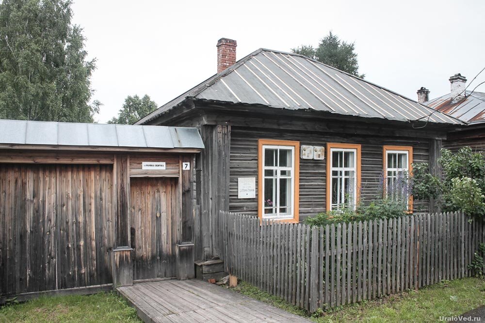 Бывшая церковно-приходская школа. В ней - одна из экспозиций музея