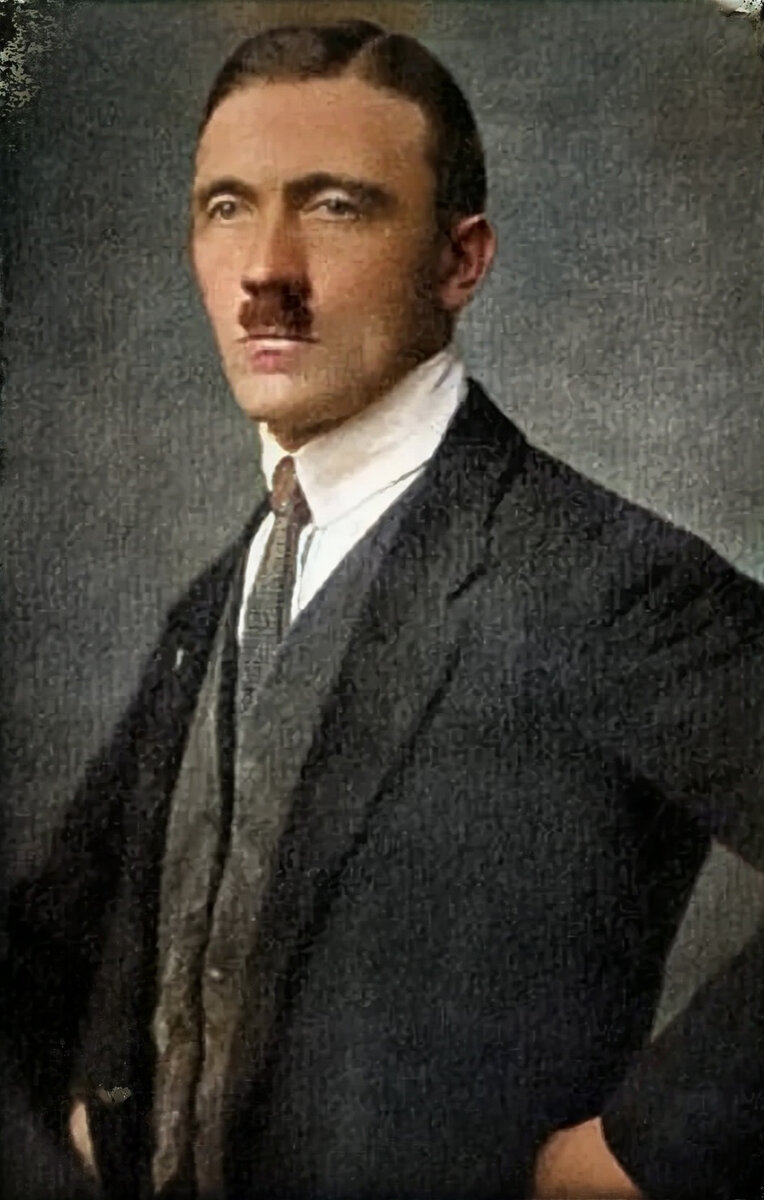 Молодой Адольфы Гитлер.