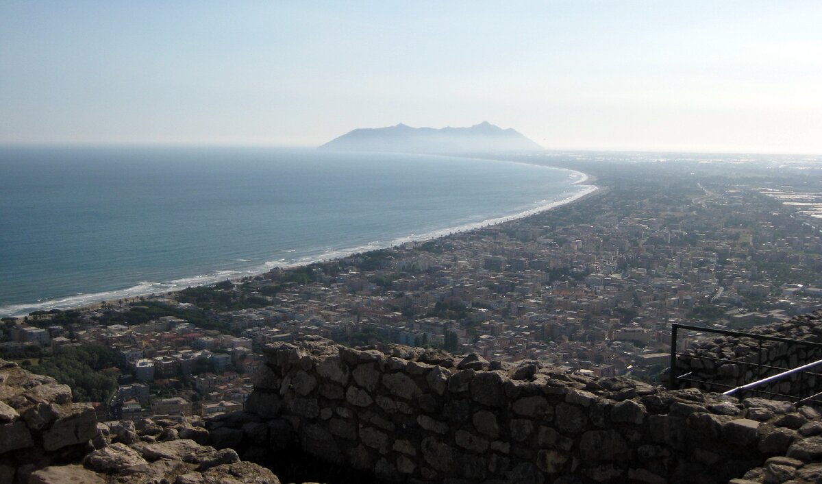 Террачина. Вид на город и залив Гаэта. Фото автора