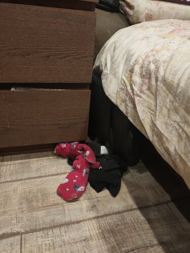 А так он обращается только с трусами и носками. Почему так делает большинство мужчин? Фото автора.