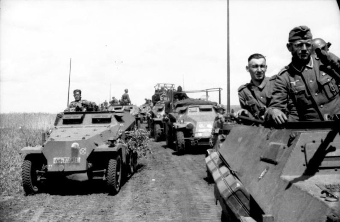 На фото легкие БТР и бронеавтомобили разведывательного (мотоциклетного) батальона дивизии "Великая Германия"