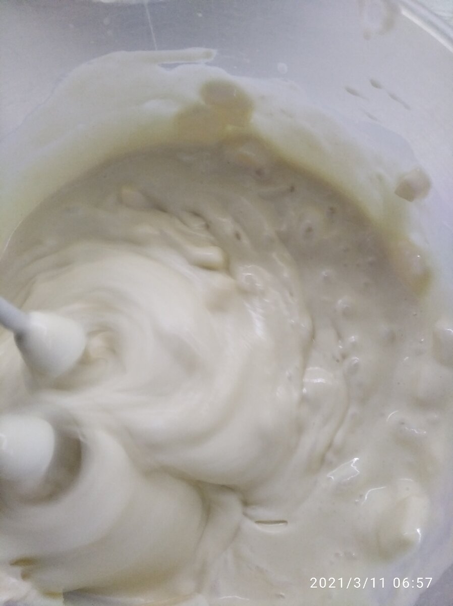 Миксером или венчиком замесить густое тесто.