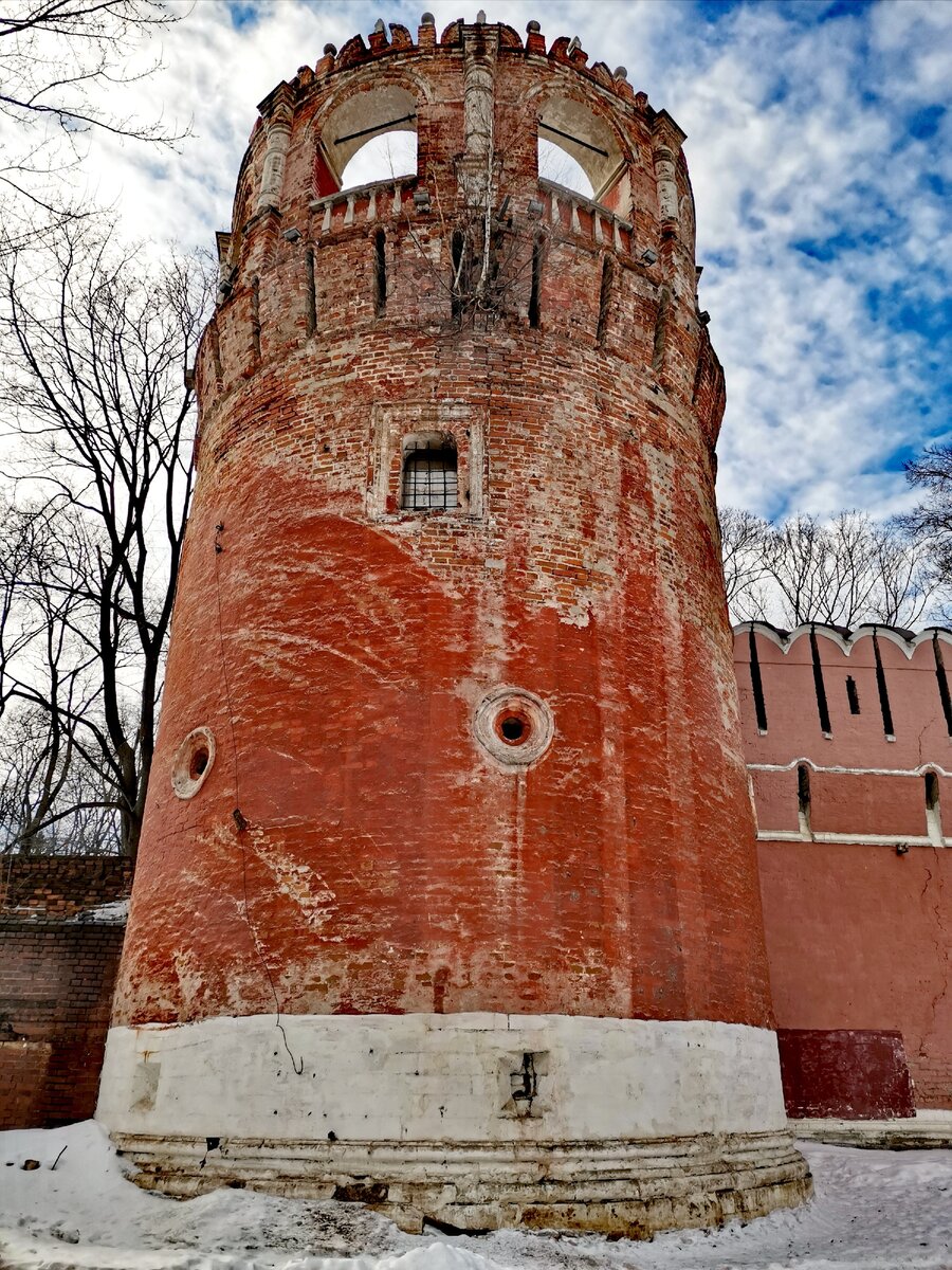 Круглая угловая башня Донского монастыря