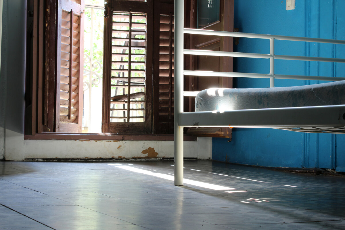 Уж не знаю как так вышло, что за одним забором оказалось сразу четыре здания. Собственно: дом престарелых, онкологический диспансер,туберкулезный диспансер и больница для душевно больных людей. Эта история берет начало в одном из них.