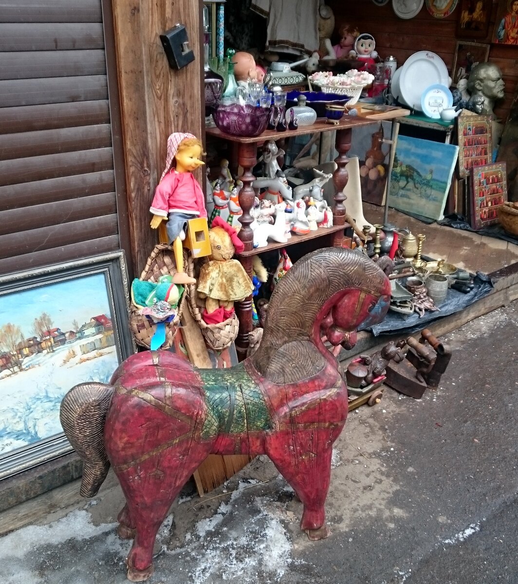 Антикварные ряды Вернисажа в Измайлово. Фото автора. Март 2021.