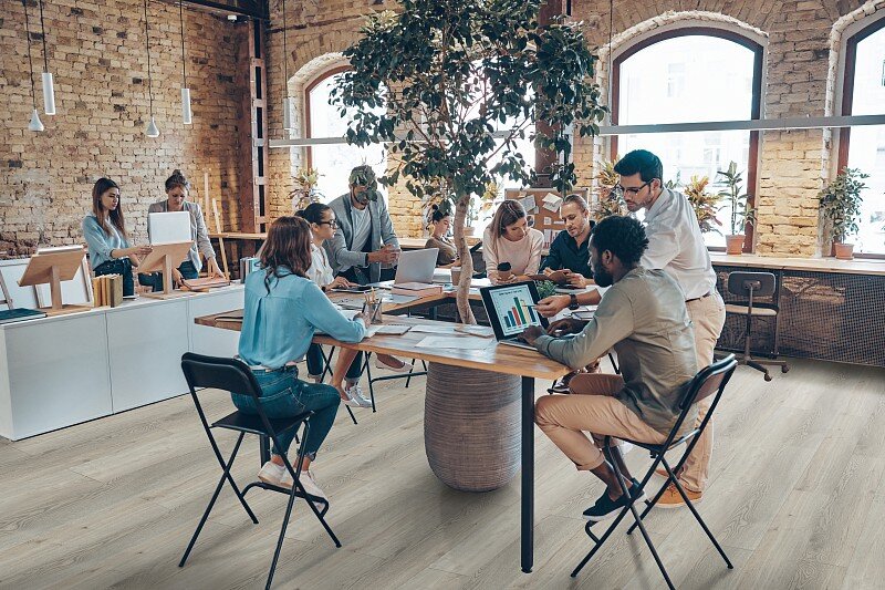 Оформление офисного помещения виниловыми полами CronaFloor Дуб Майорка