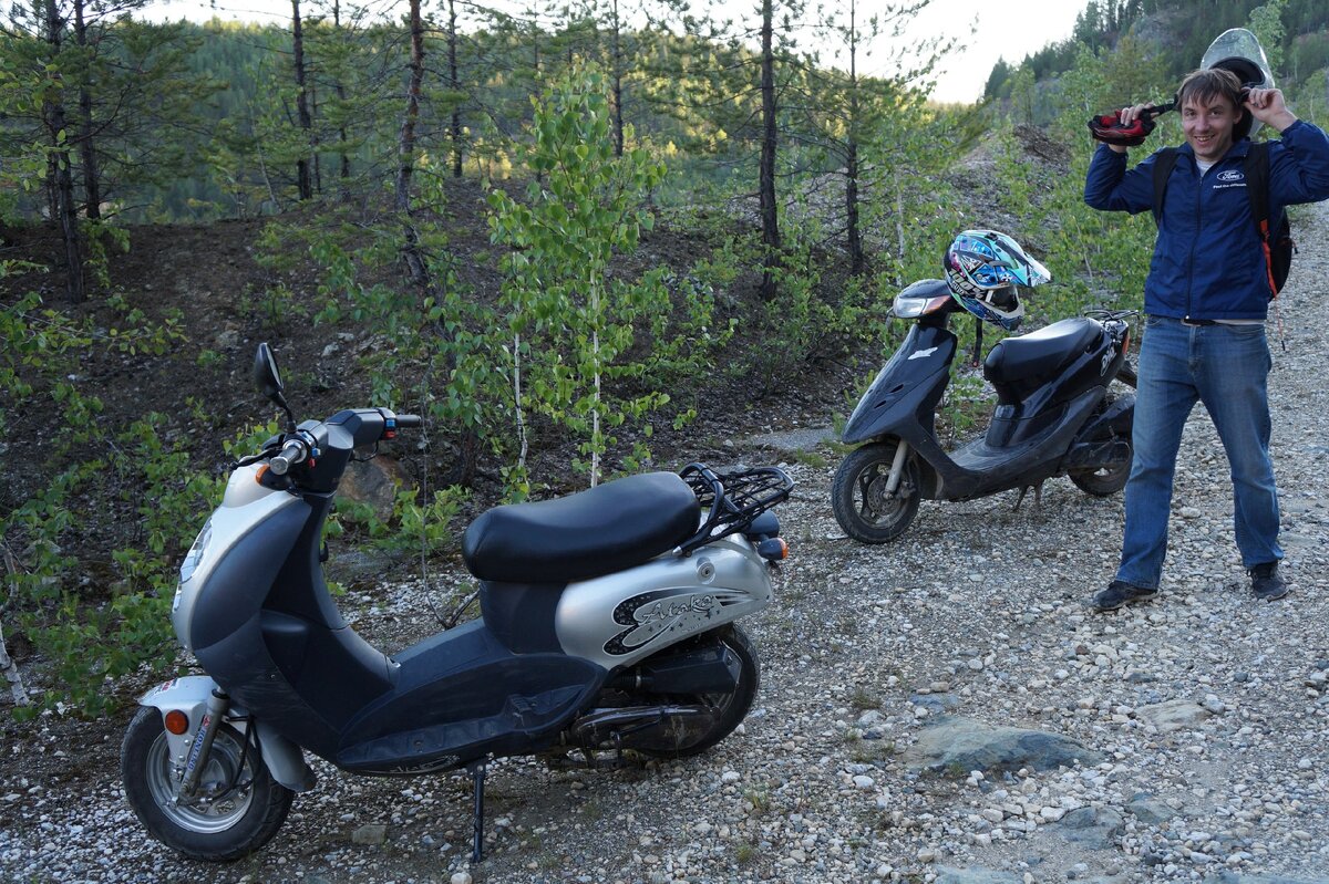 На переднем плане Honling Ataka  на заднем Honda Dio 35 фото сделано в Екатеринбурге, следующее фото вас удивит)))
