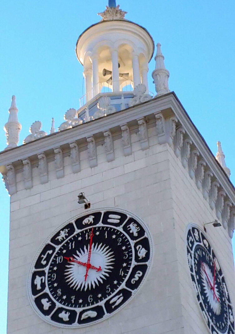 Фото:автора Часы на башне вокзала Сочи