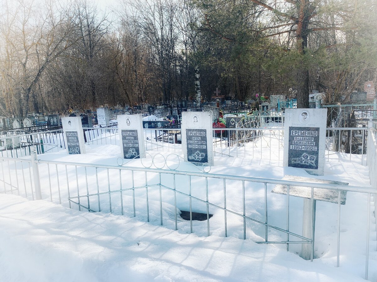 Винник семья авиакатастрофа. Кладбище Балино. Могилы погибших в авиакатастрофе. Кладбище Балино Иваново.