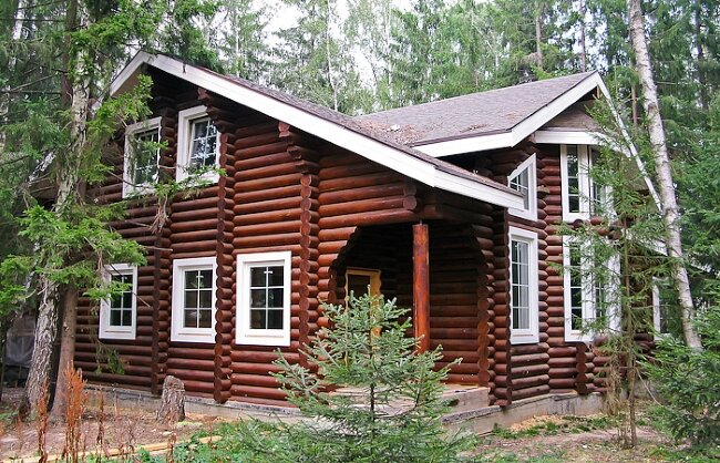 Пластиковые окна в деревянном доме. Фото из свободных источников