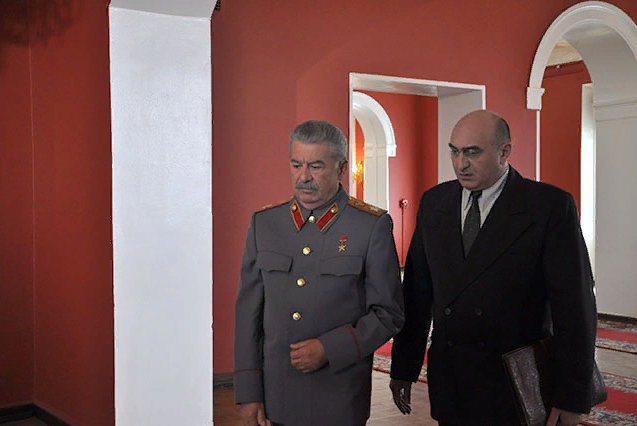 Тов. Берия всегда умел выбрать подходящий момент для доклада. (фото из открытых источников)