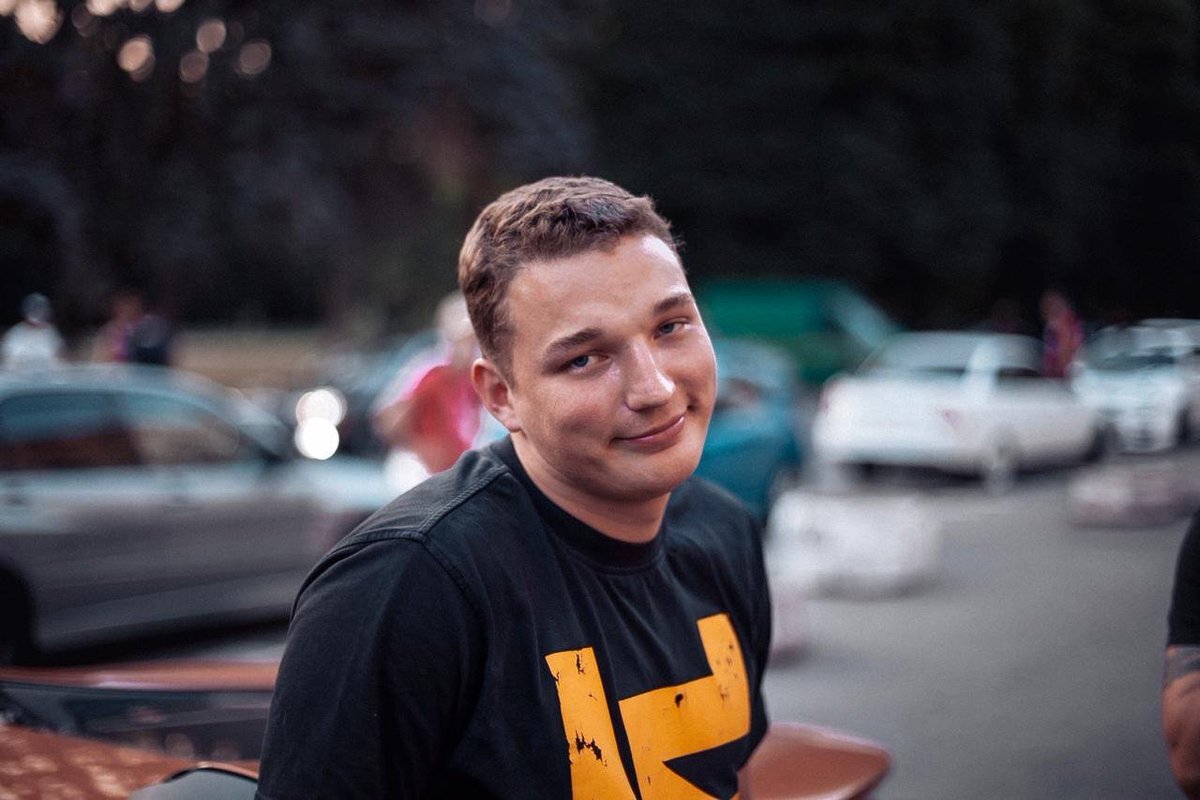 Эдуард Игоревич  -он же блогер Эдвард Бил. собственной персоной..  фото: картинки яндекса. 