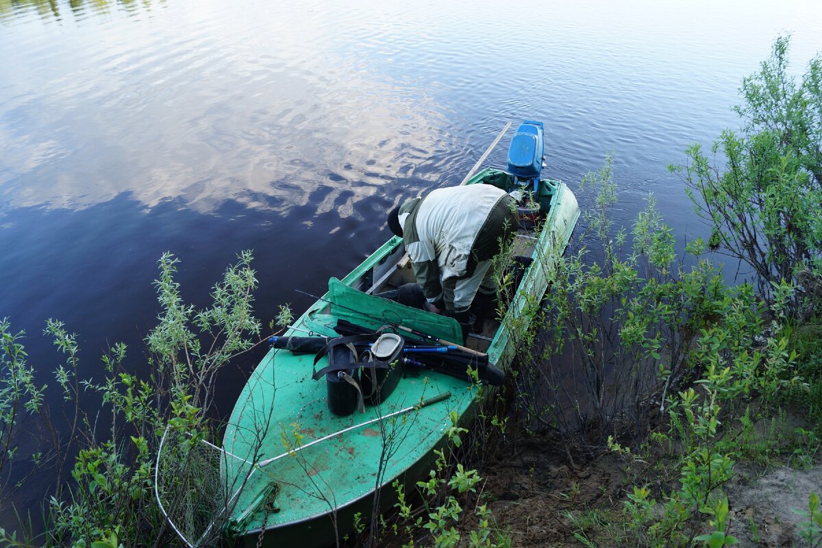 Складываем вещи в лодку