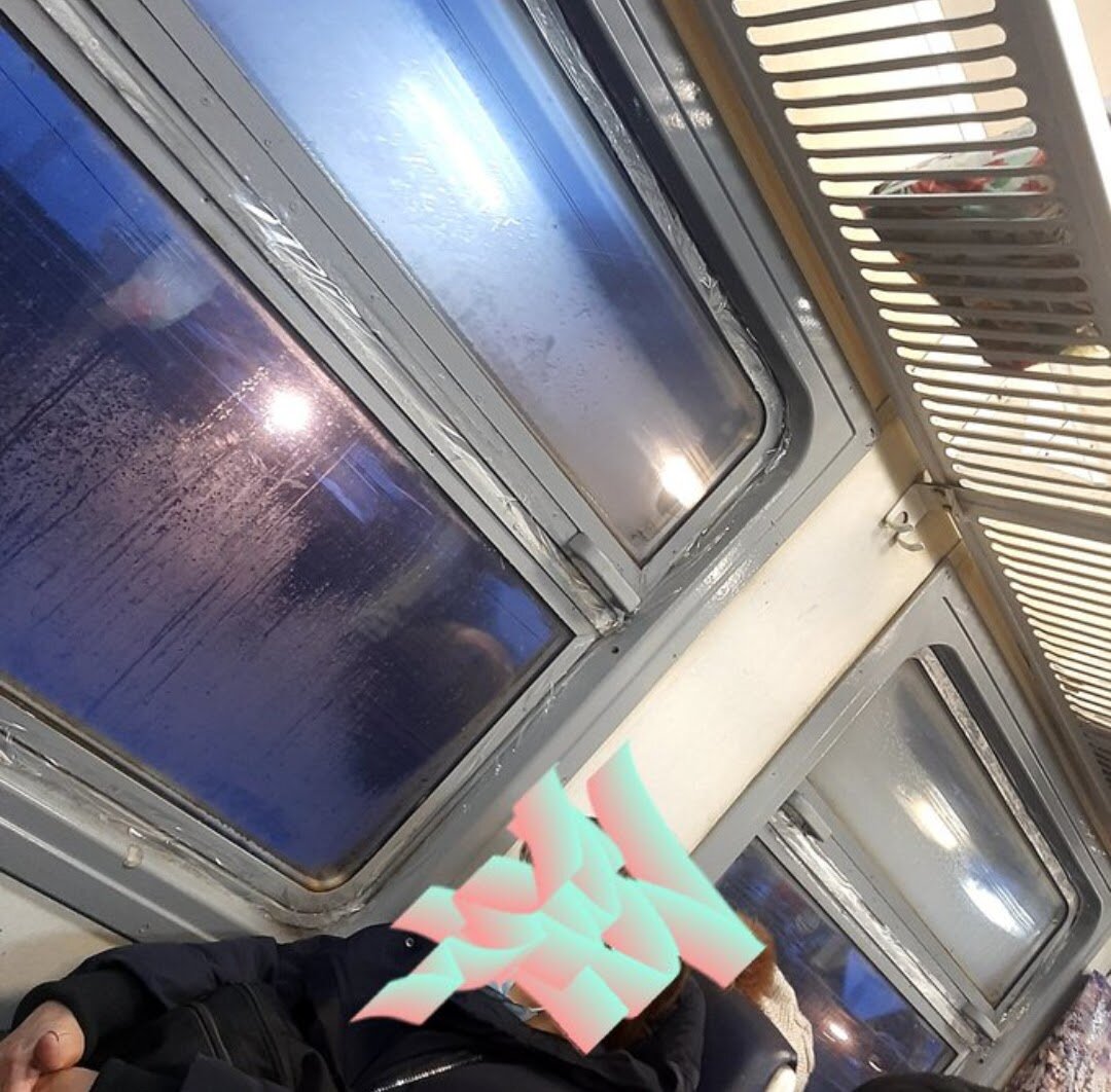 окна заклеенные китайским скотчем