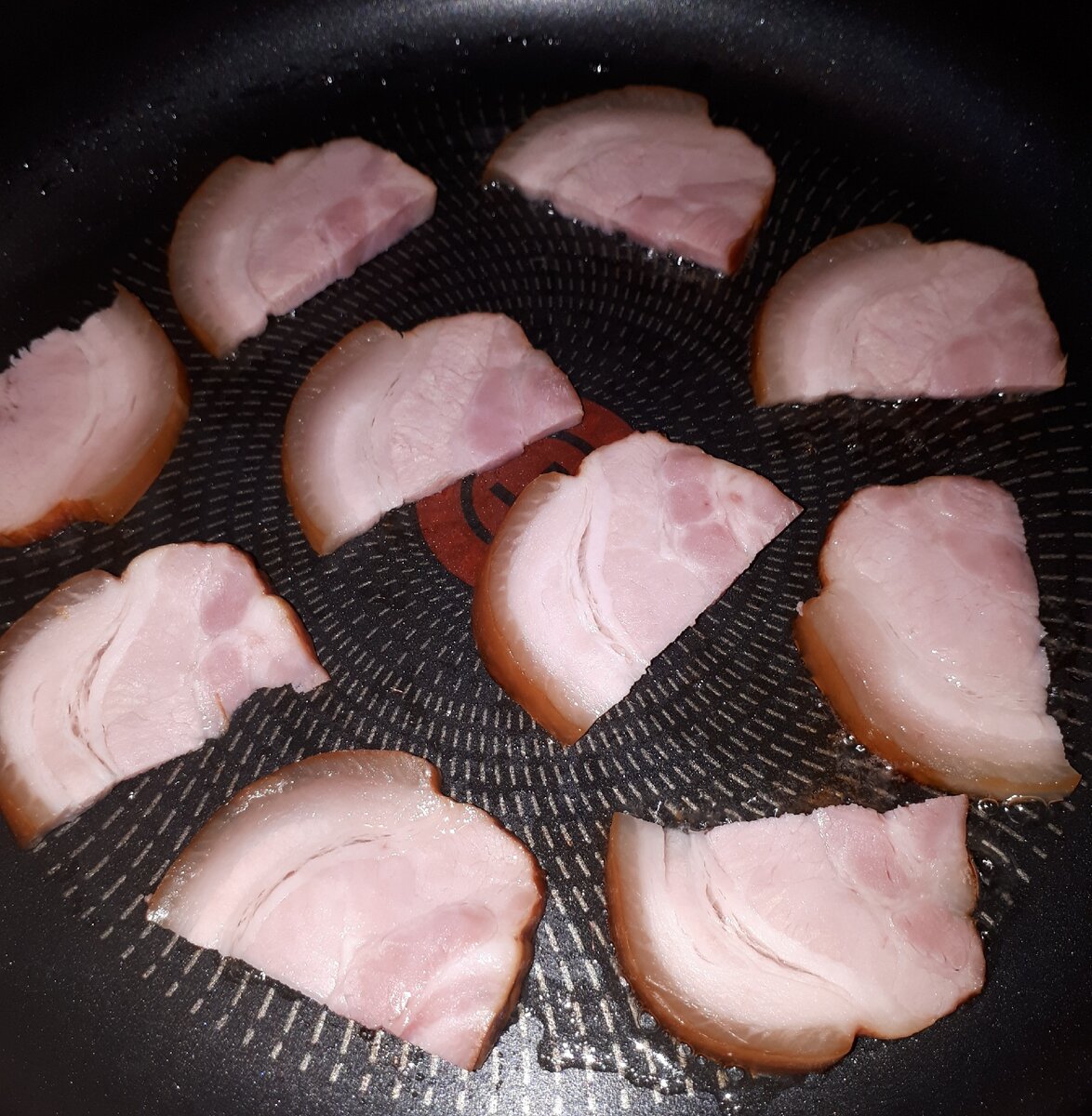 Поджариваю #бекон. У меня варёно - копчёный.