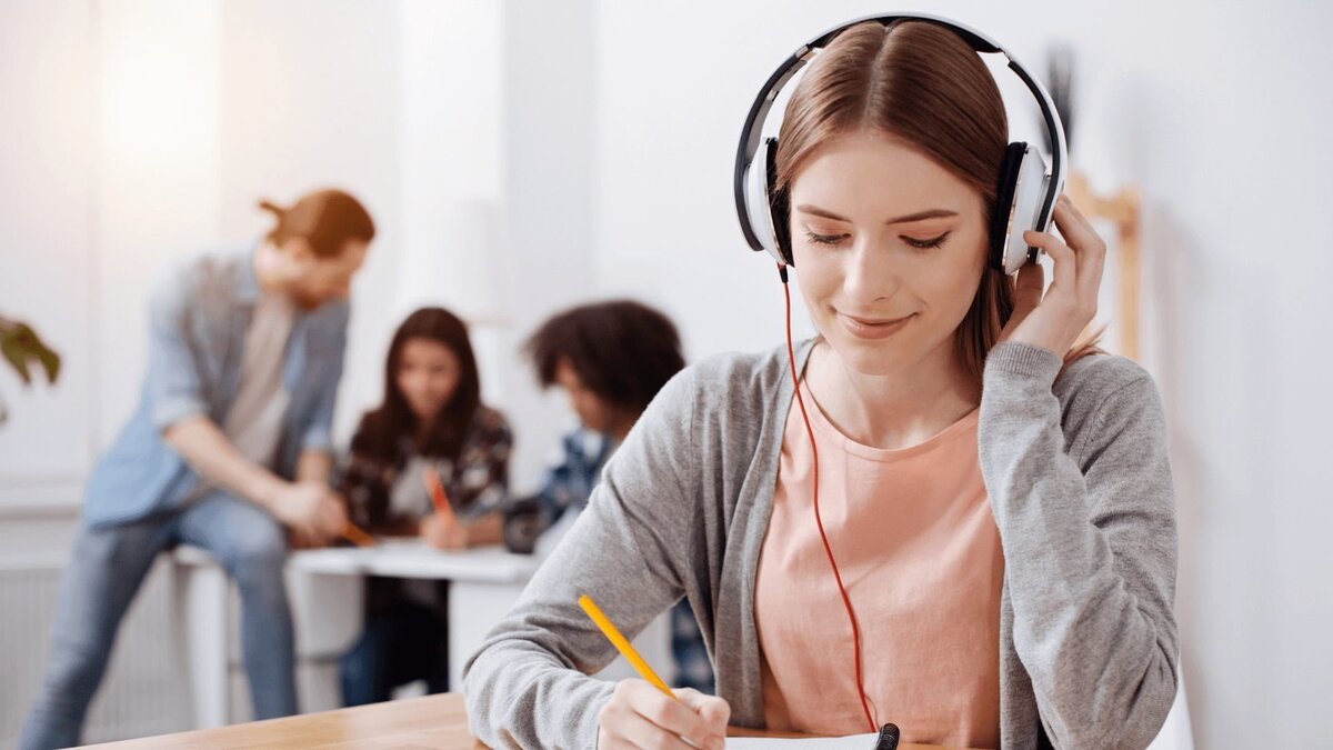 Listening language. Студент в наушниках. Колл центр. Аудирование. Ученики СЛУШАЮТ аудирование
