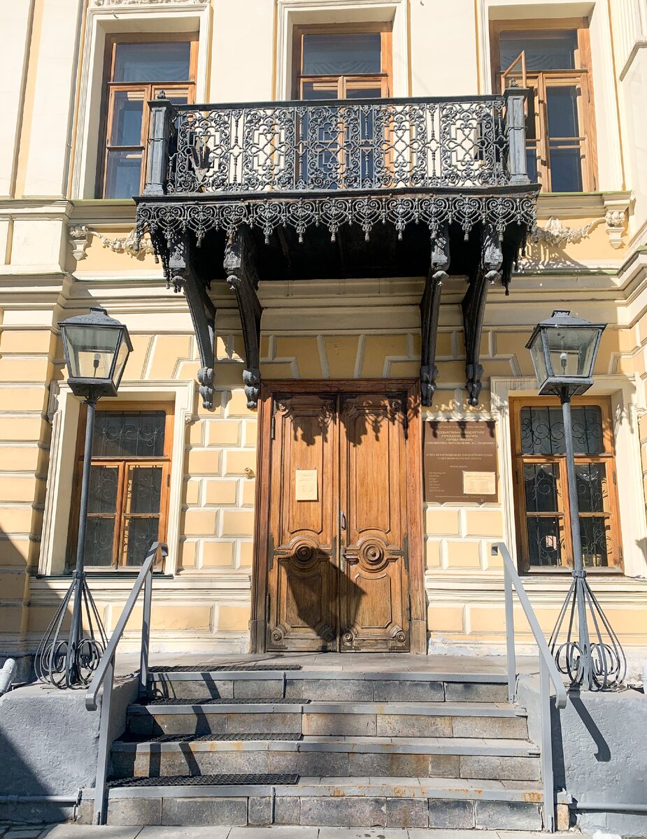 Украшенные чугунной вязью балконы появились при Н.Ф. Мамонтове. Фото автора