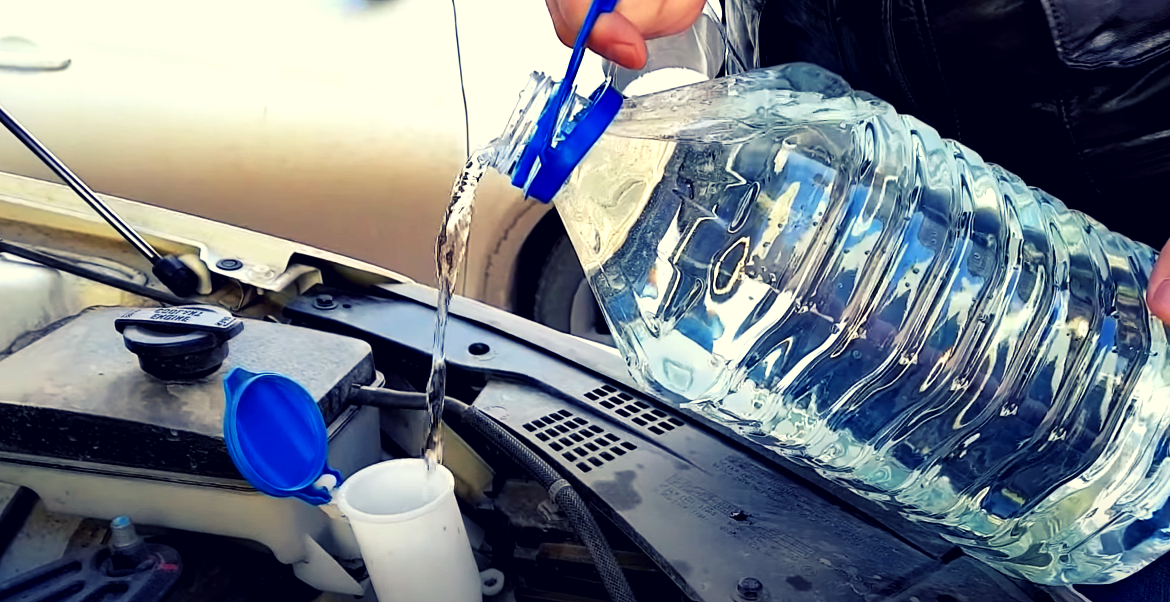 чистим омывательный бачок кока-колой и водой