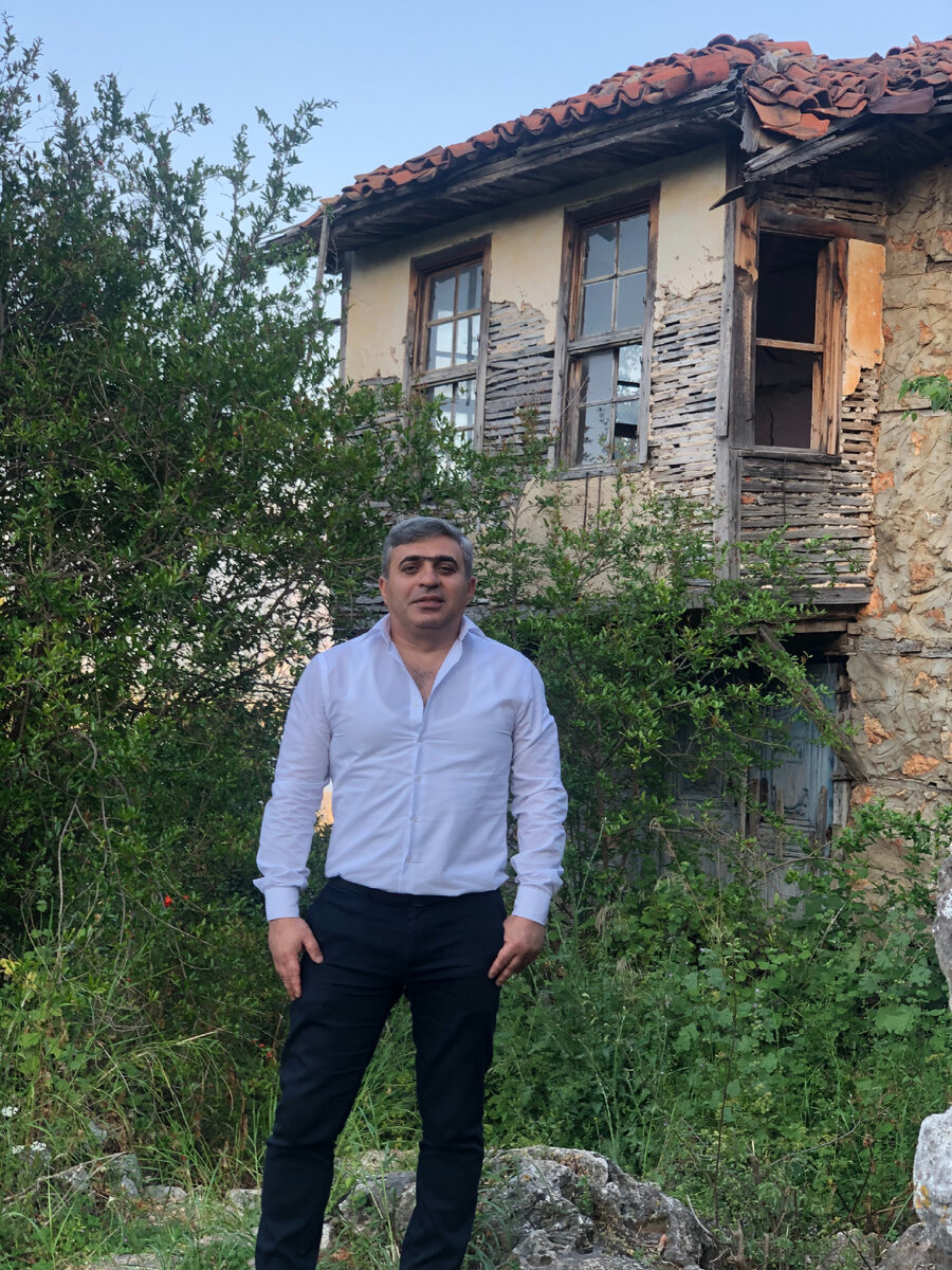 Это дом в котором я родился а также мои предки,с ним связано лучшие дни в моей жизни, страшно даже подумать что в один день его снесут 