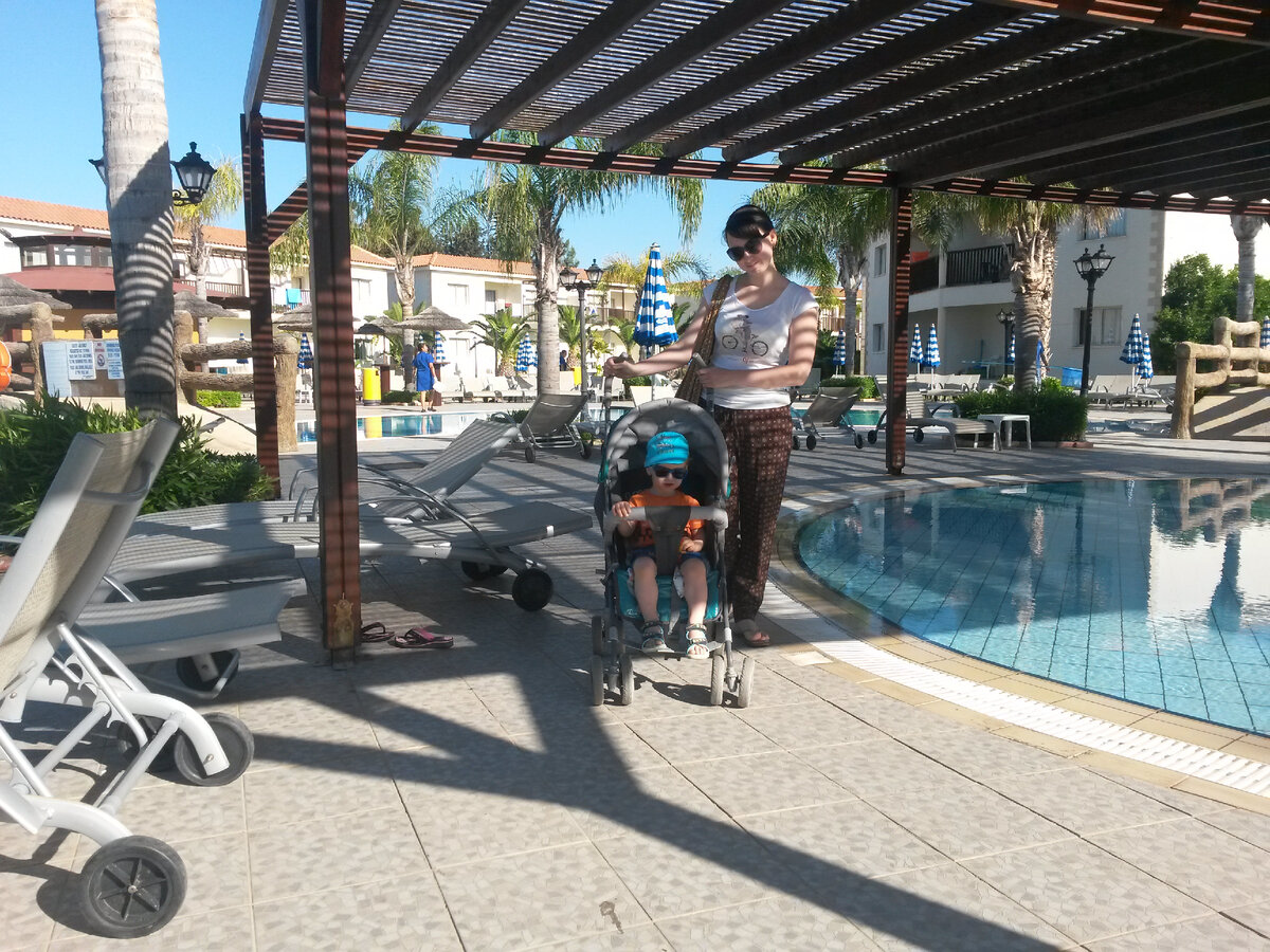 Отель на Кипре 4*. На территории ресторан, взрослые и детский бассейн