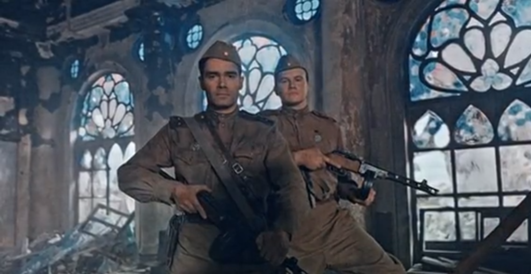 Кадр из сериала "Перевал Дятлова". Олег и Виктор стоят на фоне построенных киношниками витражей в Анненкирхе. Мои скриншоты