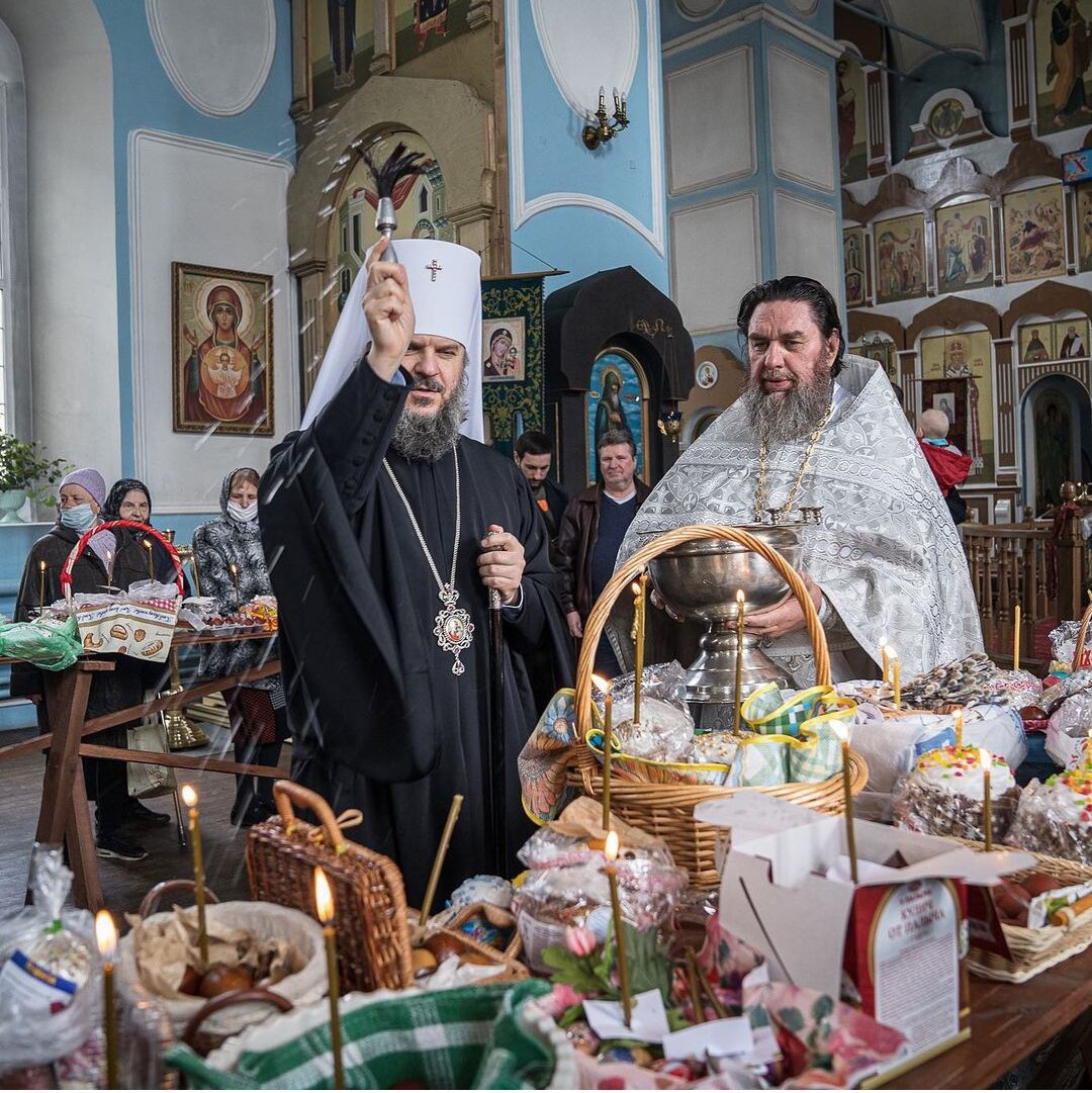 Митрополит Тверской и Кашинский (глава Тверской митрополии) Амвросий освящает куличи