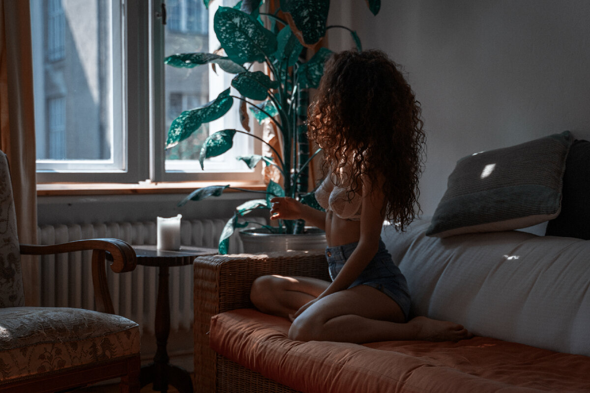 https://ru.freepik.com/free-photo/curly-haired-girl-with-shorts-sitting-on-the-sofa-in-a-room_11890798.htm