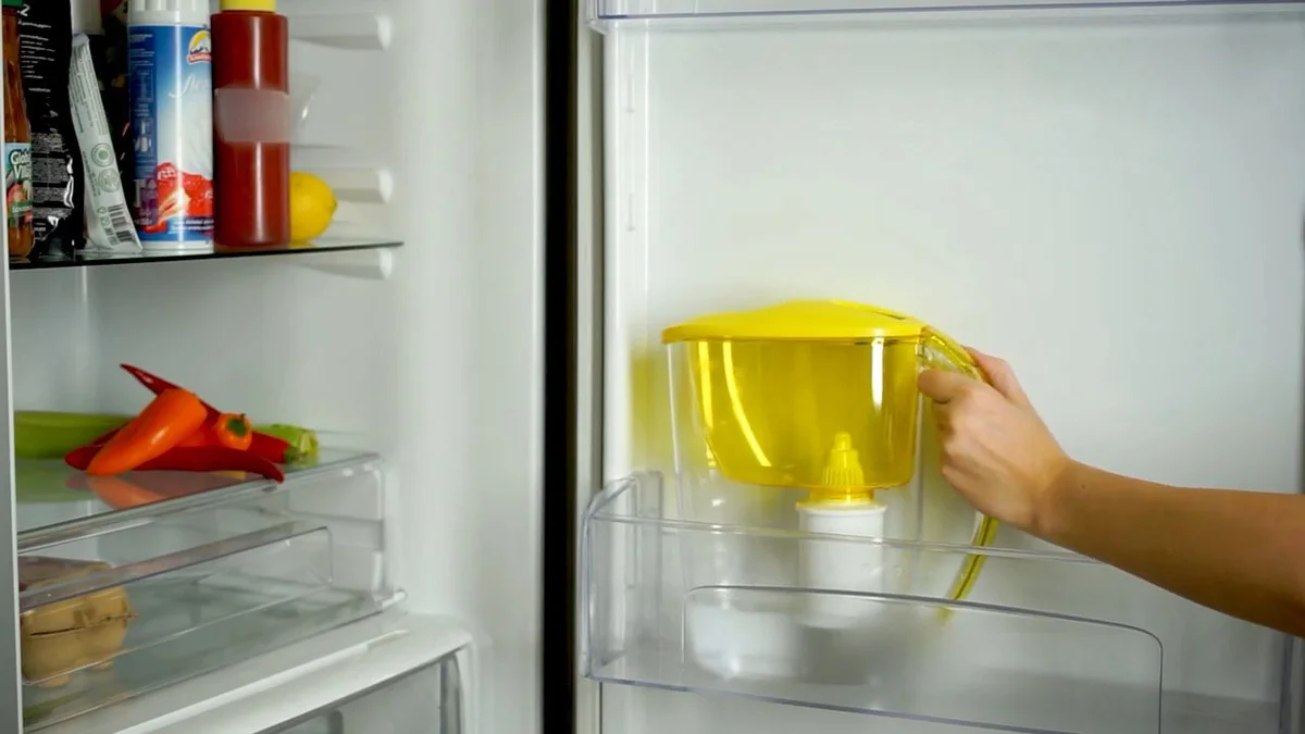 Одной сменной кассеты для фильтра-кувшина хватает на 350 литров — это минус 700 полулитровых бутылок в речке, на свалке или на улице