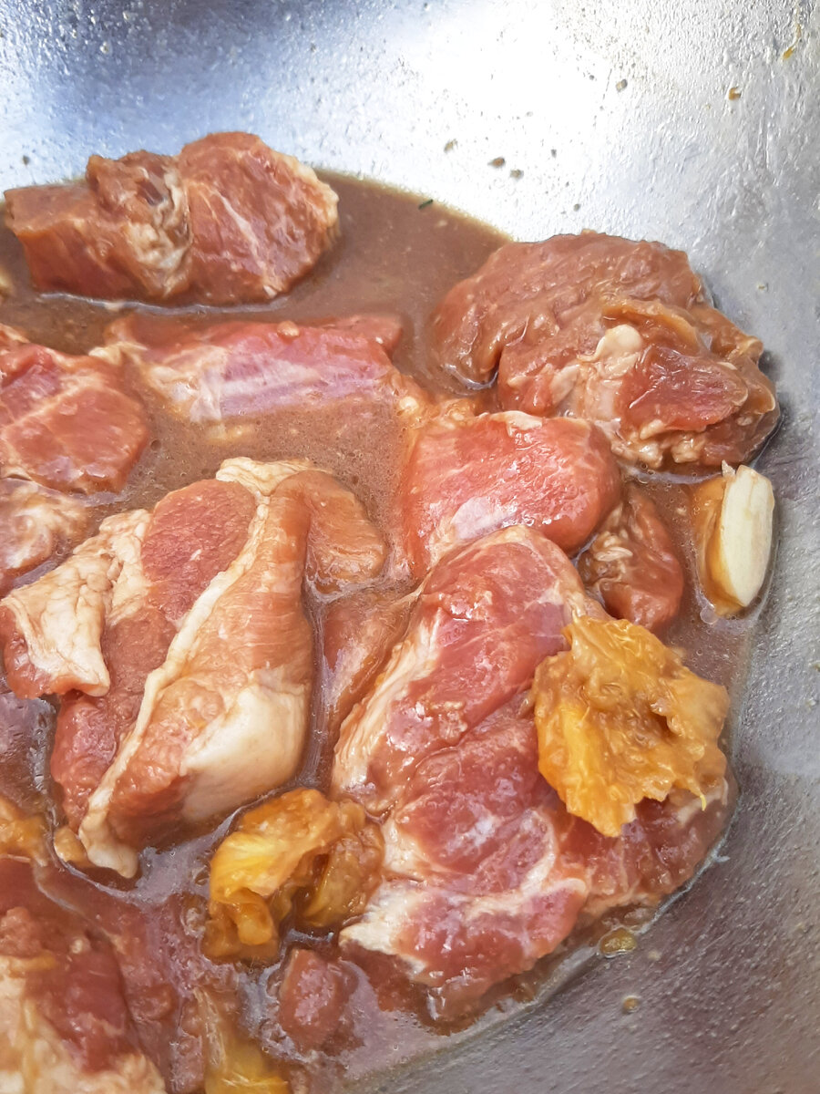 Мясо будет яркого красивого коричневого цвета. Шашлык в апельсиновом маринаде с соевым соусом. Фото автора. 