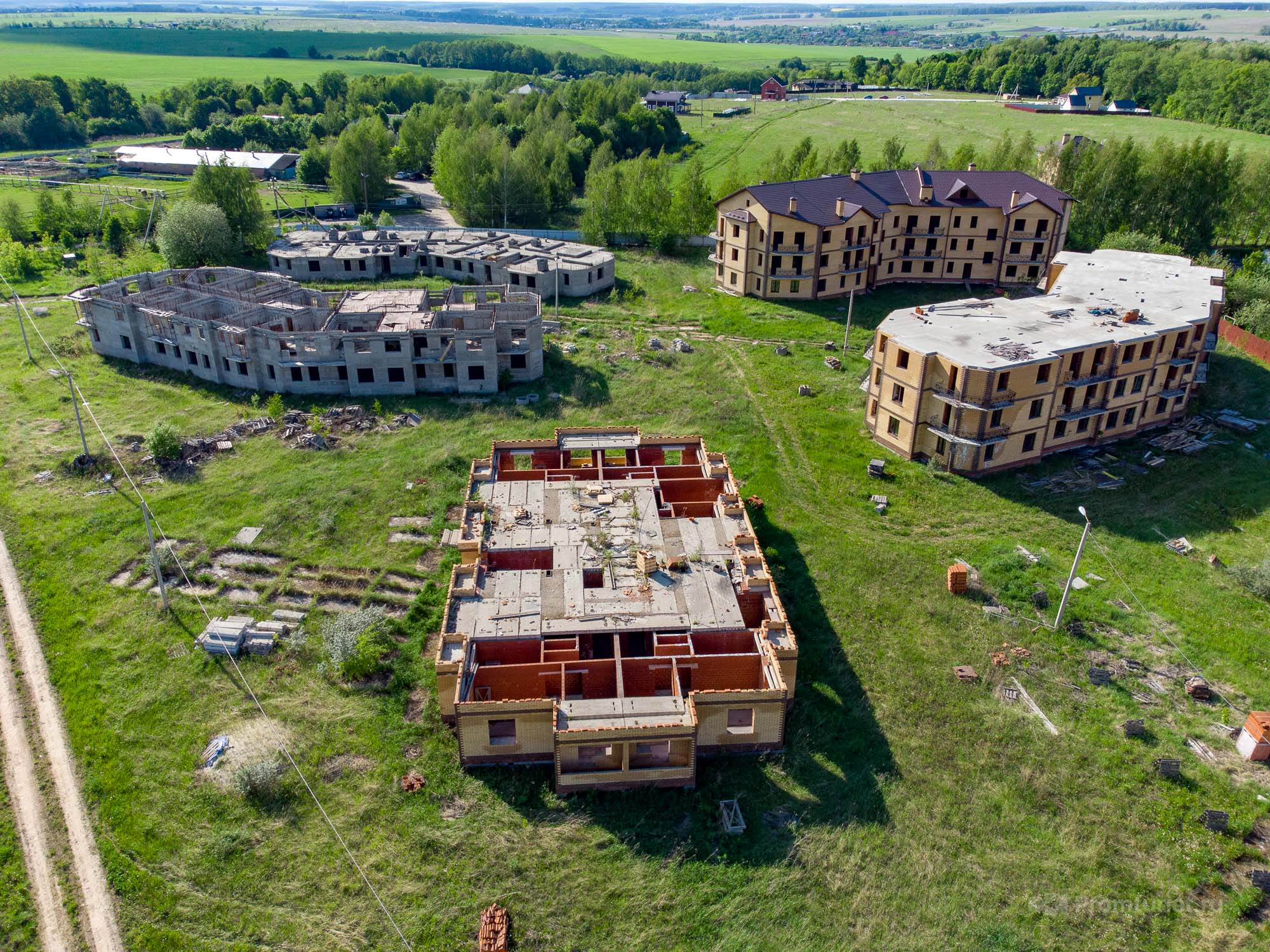 Люди повелись на низкие цены, купили квартиры. Но, это была мышеловка. Заброшенный посёлок крутых домов ???6