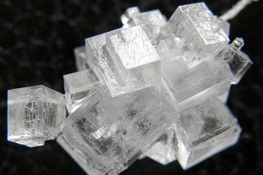 большие кристаллы соли. кристаллы поваренной соли. кристаллы поваренной соли. монокристалл каменной соли. монокристалл соли.