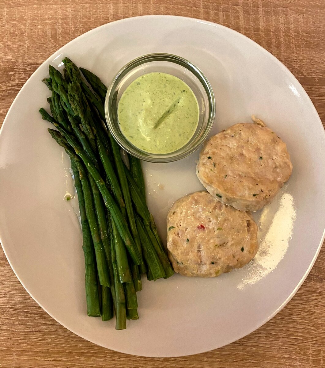 Моя типичная кривая фотка. Вот этого хватает совершенно спокойно часа на 4. Если правильно настроить мозги и не мечтать о плюшках. Что у нас тут? Паровые котлеты куриные с примитивным составом (курица, лук, чеснок, перец), спаржа на пару, соус из греческого йогурта и петрушки. 