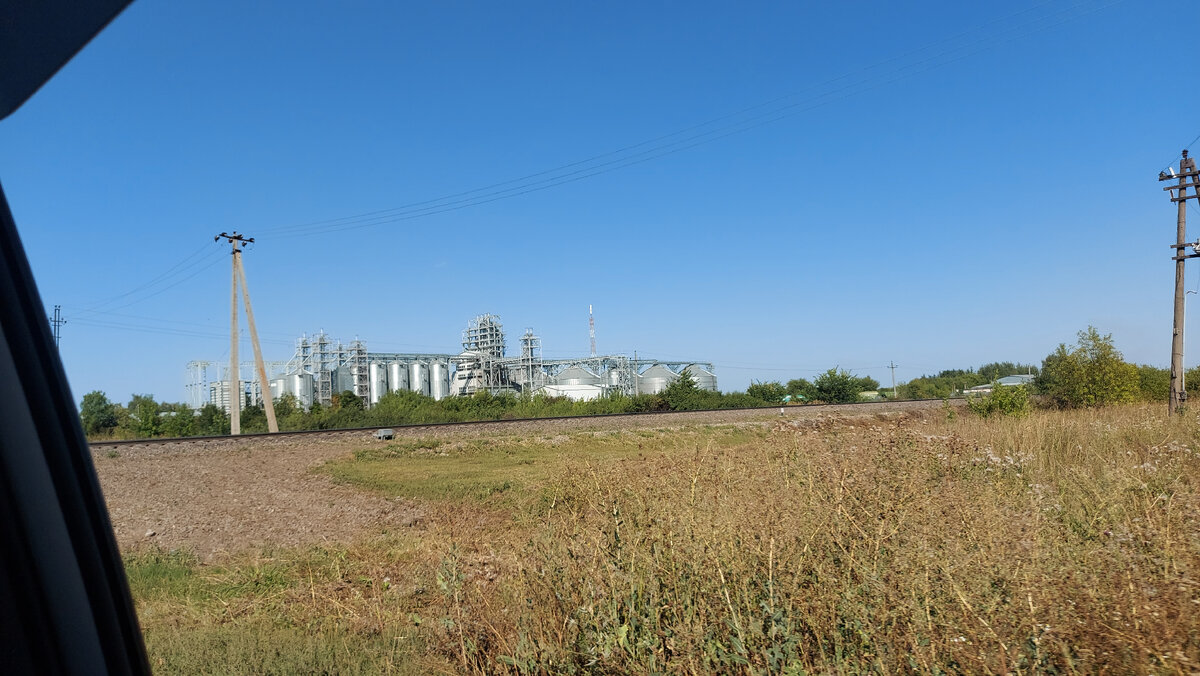 За ж/д новый элеватор Верховья, который начали строить в 2018.